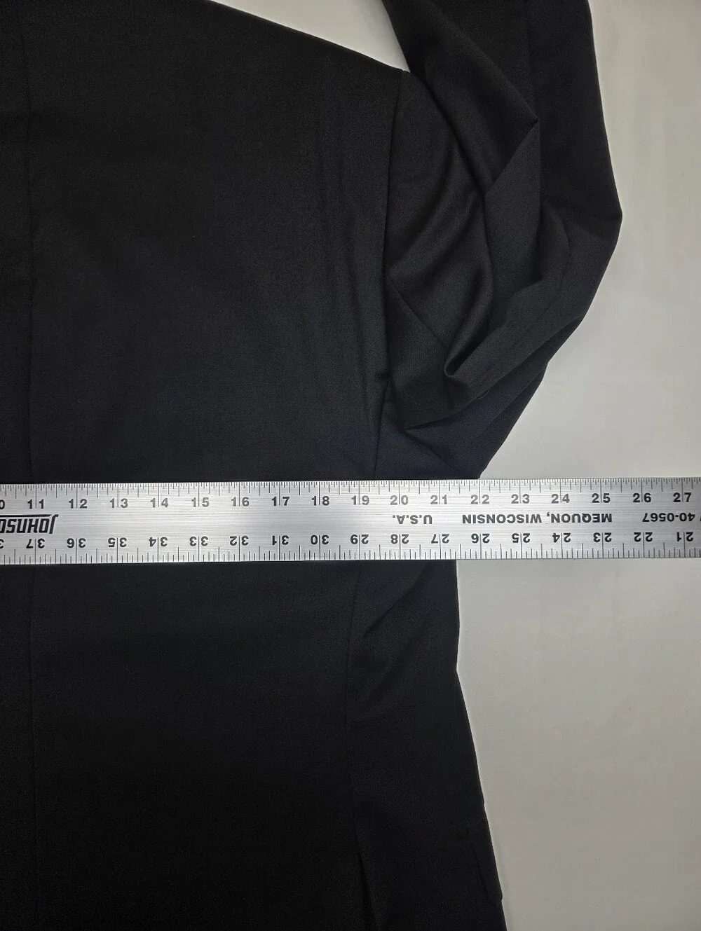 Vera Wang Black 2-Piece Tuxedo 44R/38W Grosgrain Notch Lapel  100% Wool